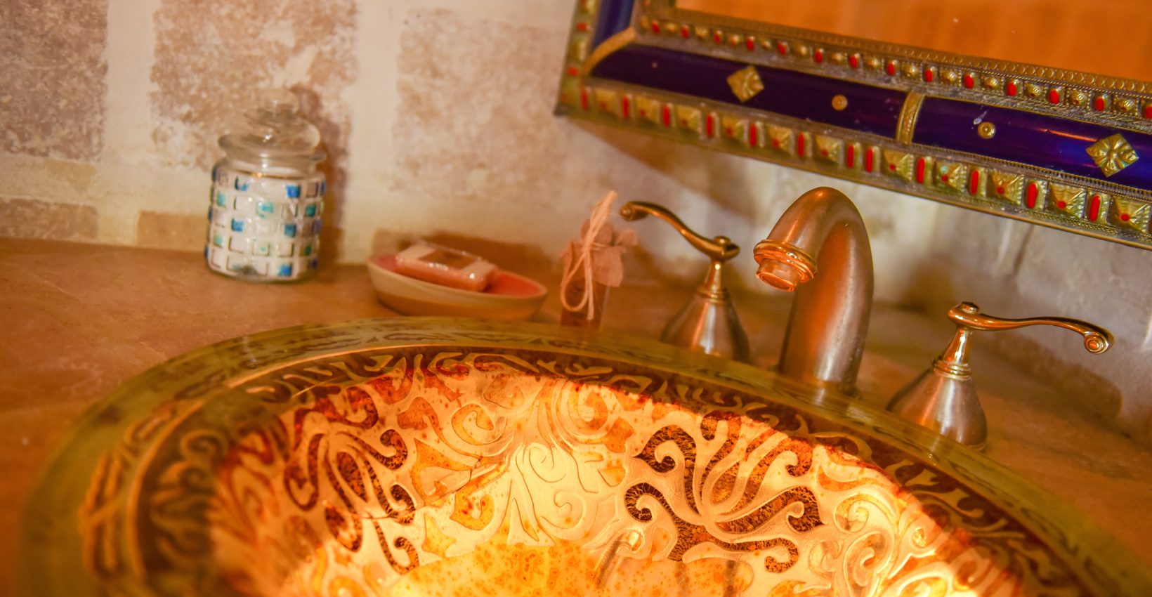 amor-boutique-hotel-underlit-sink