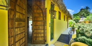 amor-boutique-hotel-beso-dulce-wooden-door