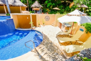 amor-boutique-hotel-in-sayulita-resort-pool-chairs
