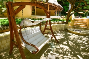 amor-boutique-hotel-in-sayulita-resort-pool-chairs (2)
