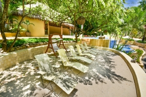 amor-boutique-hotel-in-sayulita-resort-pool-mexican-camastros