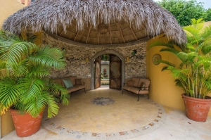 amor-boutique-hotel-la-paz-palap-entrance-luxury-resort-sayulita