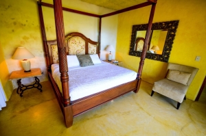 amor-boutique-hotel-vista-verde-4-post-bed