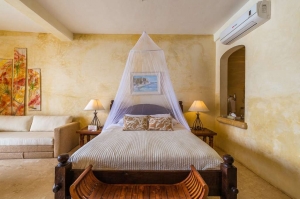 amor-boutique-hotel-hotelito-king-bed-mosquito-net-luxury-vacation-rental
