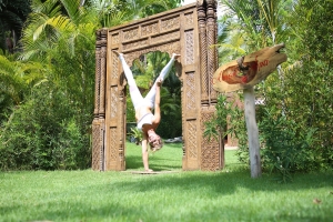 amor-boutique-hotel-sayulita-yoga-handstand
